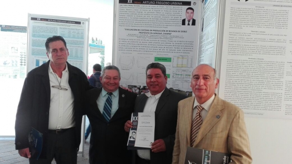Docente de Escuela Maya recibe el premio Arturo Fregoso Urbina a la mejor tesis doctoral.